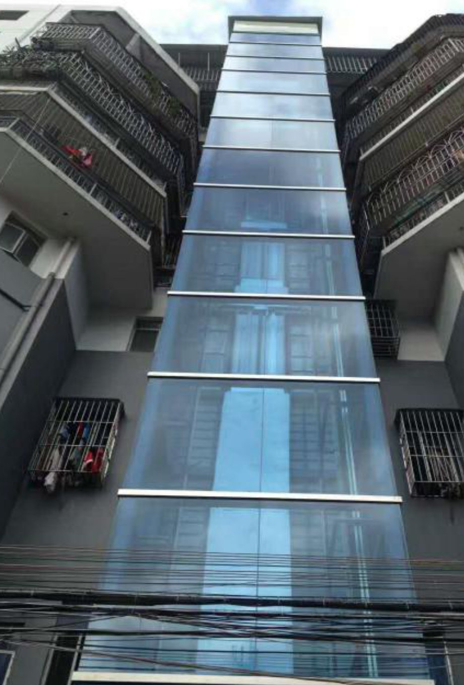 电梯设计施工:玻璃幕墙电梯轿厢档次更高外观